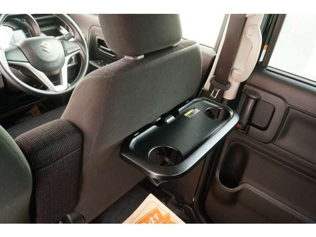 車内での食事の際に便利なシートバックテーブル。