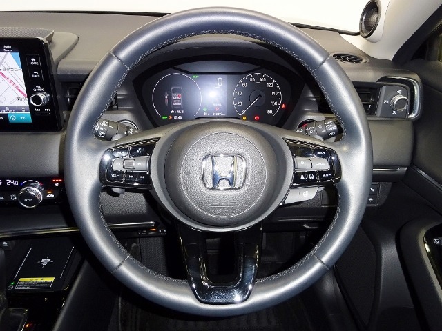 ハンドル左側にはオーディオ操作が出来るオーディオリモートコントロールスイッチ、右側にはHonda SENSINGとオートクルーズコントロールのスイッチを装備！