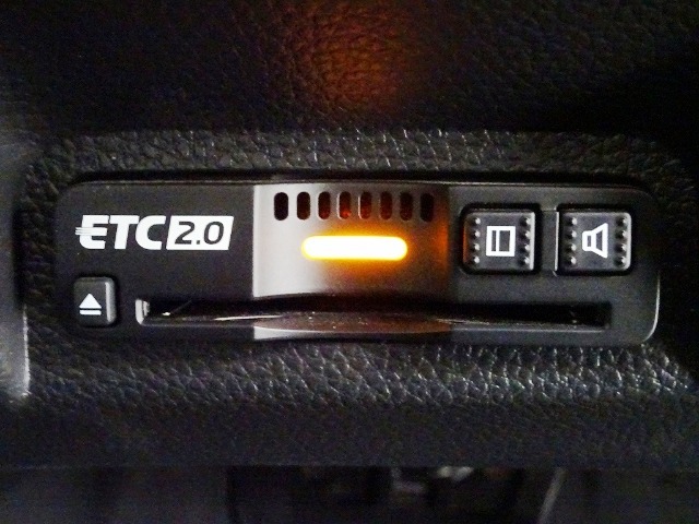 デザインスッキリのビルトイン『ETC』！高速道路の特典はもちろん、キャッシュレスなので料金所では徐行するだけで通過可能です！