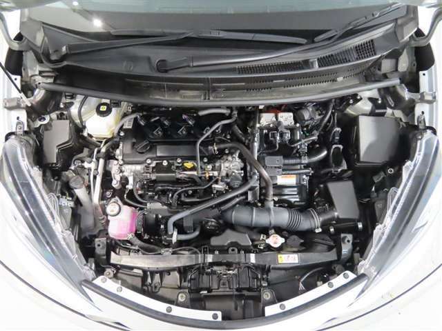車にとって、とても大切な部分のエンジンルーム。綺麗に清掃済みで安心です。
