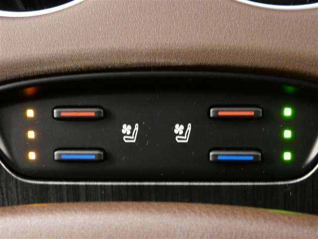 ヒーター＆ベンチレーション付シートです。暑い時期も寒い冬も快適に過ごせるうれしい装備です。