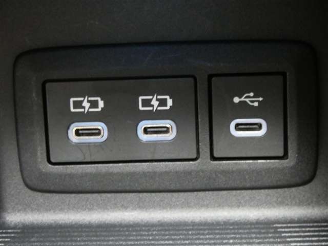 充電用USB端子付き。スマートフォンなどの充電に便利です。