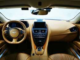 サハラタンの内装は、砂漠の陽光を思わせる温かみと上質感が融合した、優雅で落ち着いた空間を演出します。