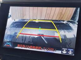 【カラーバックモニター】を装備しております。リアの映像がカラーで映し出されますので日々の駐車も安心安全です。