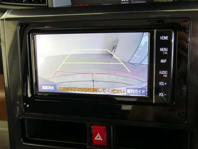 バックガイドモニター付き。車両後方の映像をナビ画面に表示し、駐車などの後退操作をサポートします。