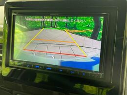 【バックカメラ】駐車時に後方がリアルタイム映像で確認できます。大型商業施設や立体駐車場での駐車時や、夜間のバック時に大活躍！運転スキルに関わらず、今や必須となった装備のひとつです！