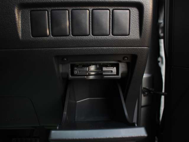 ETCももちろん装備！いまや無い車はないのではないかというくらいですがこちらも例外ではなく装備されております！後からつける手間もお金もかからず高速もスイスイなので友達・家族と遠出も楽しくなるはずです