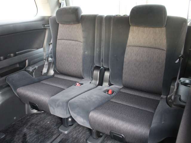 サードシートもあり人数が増えても乗車可能！格納すれば荷室も広々！