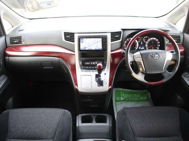 すっきりとしたアルファードらしいデザインのダッシュ回り！フロントビューの視認性もよく運転しやすいと思います★