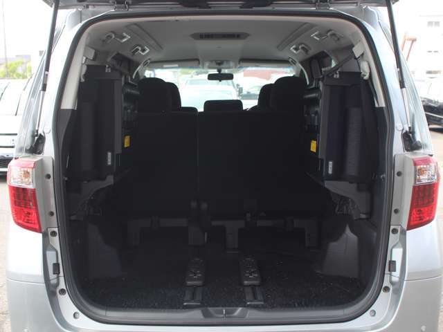 3列目のみ跳ね上げましてもご家族で旅行に・仲間でゴルフにと幅広く楽しめます！