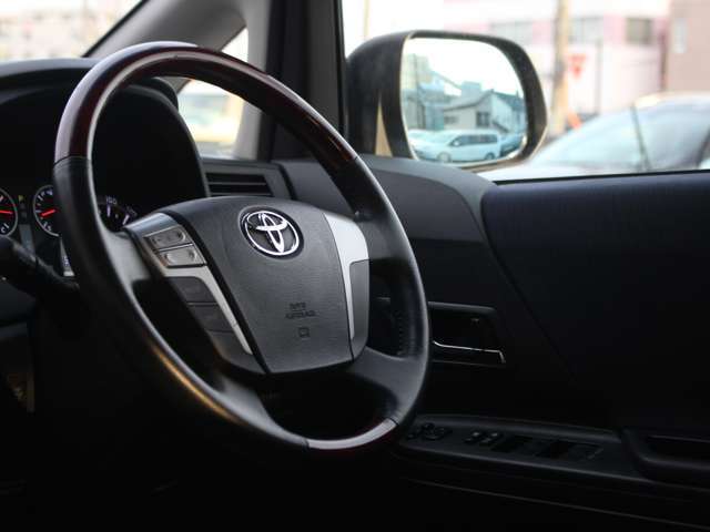 握り心地のよいステアリング！いつも触る部分ですので質感は良いほうが◎