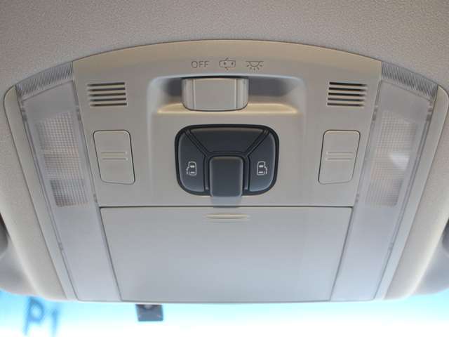 運転席からも操作可能な両側パワースライドドア！挟み込み防止もあり小さなお子様にも安心★隣のお車を気にすることなく開閉可能なのもうれしいところですね！