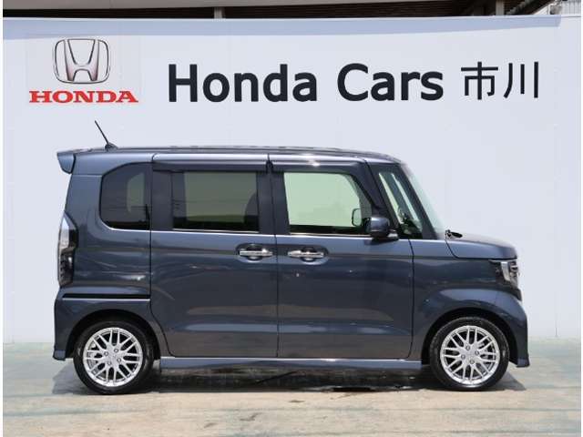 リアドアは両側電動スライドドア（パワースライドドア）です！スライドドアのお車ですと、狭いスペースでも乗り降りしやすいです。また、ワンアクションで開閉可能な電動スライドドアはうれしい装備ですね！
