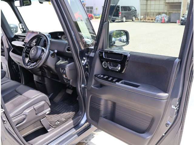 運転席・助手席ドアは開口範囲が広く、とても乗りやすいですよ！収納スペースもあります！