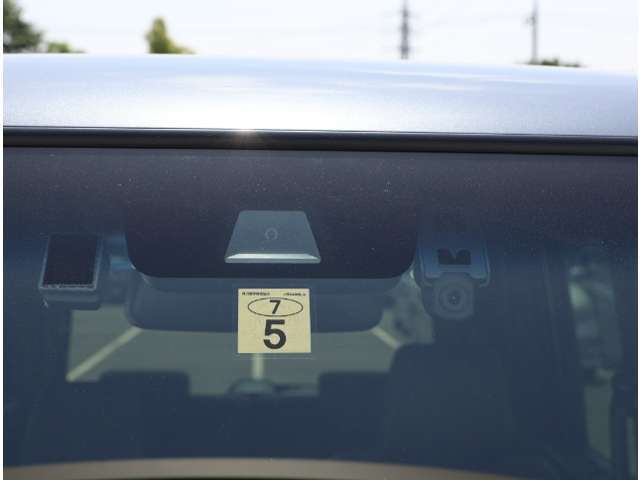 ホンダセンシング機能を支えているフロントカメラ（ドライブレコーダーではございません）！道路状況等を検知してドライバーの安全運転をサポート！※能力には限界がありますので過信せず安全運転をお願いします！