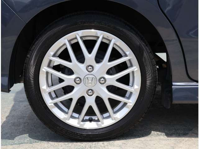 ◆純正のアルミホイールです！純正のいいところは車のデザインに合わせてアルミもデザインされていますので、相性がよく見た目も格好いいです。走行安定性も優れていますよ！◆
