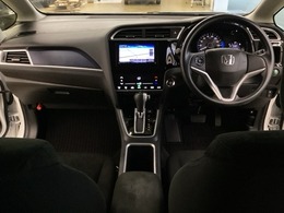 車内は光触媒抗菌消臭施工済です。インパネ周りはスタイリッシュなデザインで機能や装備も充実しています。グローブボックスやカップホルダーのほかにトレーなどたくさんの収納スペースが付いています。