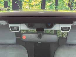 【アイサイトVer2】前方の車両等を検知し、衝突しそうな時は警報で注意を促し、ブレーキを踏む力をサポート。ブレーキを踏めなかった場合は衝突被害軽減ブレーキが作動、衝突回避をサポートします。