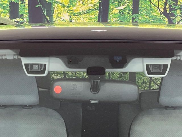 【アイサイトVer2】前方の車両等を検知し、衝突しそうな時は警報で注意を促し、ブレーキを踏む力をサポート。ブレーキを踏めなかった場合は衝突被害軽減ブレーキが作動、衝突回避をサポートします。