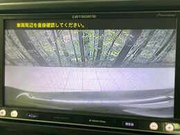 【バックカメラ】駐車時に後方がリアルタイム映像で確認できます。大型商業施設や立体駐車場での駐車時や、夜間のバック時に大活躍！運転スキルに関わらず、今や必須となった装備のひとつです！