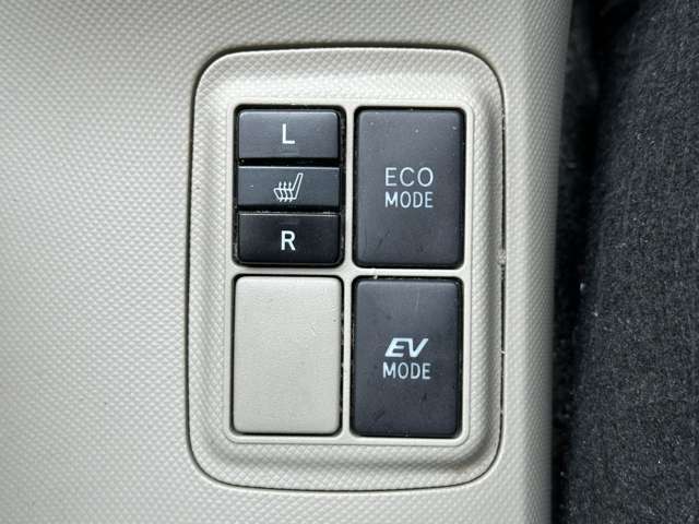 運転席周りのスイッチ類になります。様々な装備がついておりますので、ご不明な点があれば、いつでもお問い合わせお待ちしております。