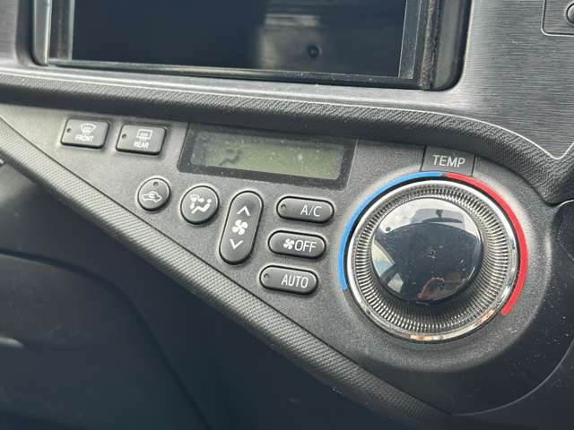 運転席周りのスイッチ類になります。様々な装備がついておりますので、ご不明な点があれば、いつでもお問い合わせお待ちしております。
