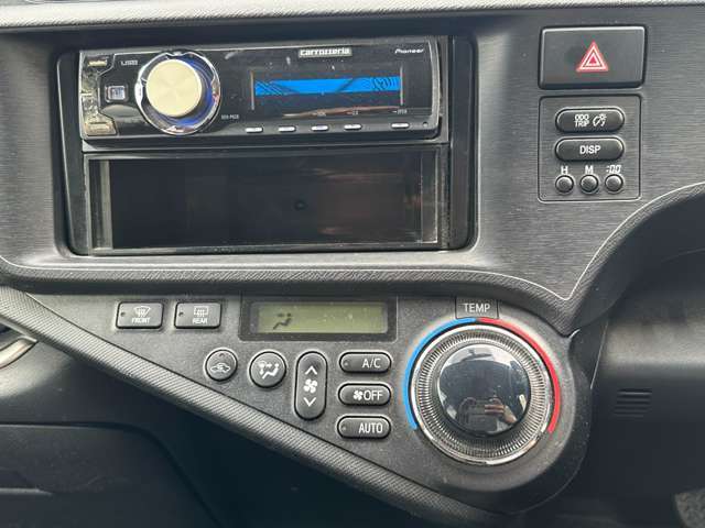 運転席周りのスイッチ類になります。様々な装備がついておりますので、ご不明な点があれば、いつでもお問い合わせお待ちしております。