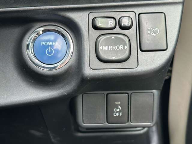 運転席周りのスイッチ類になります。様々な装備がついておりますので、ご不明な点があれば、いつでもお問い合わせお待ちしております。