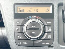【オートエアコン】一度お好みの温度に設定すれば、車内の温度を検知し風量や温度を自動で調整。暑い…寒い…と何度もスイッチ操作をする必要はありません。快適な車内空間には必須の機能ですね♪