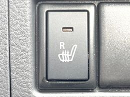 【シートヒーター】寒い日に重宝するシートヒーター！エアコンより早く温まってくれるので寒がりの人も安心ですね♪エアコンの温風は乾燥するから苦手、という方にもをおすすめです。