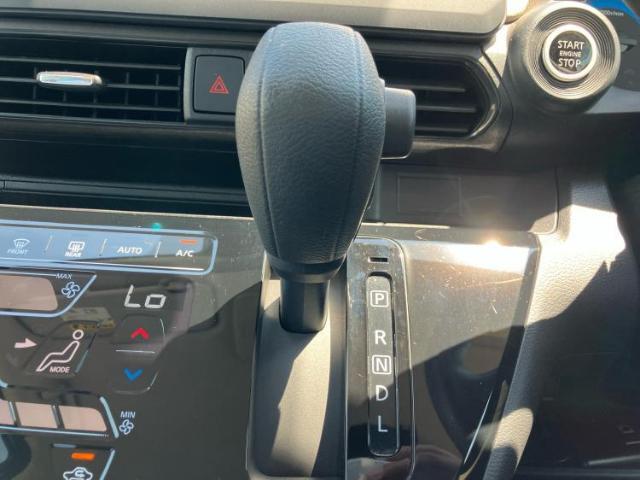 WECARSの展示場では実際に見て、触ってお車をお選びいただけます！知識の豊富な営業スタッフが様々なカーライフをご提案いたします！