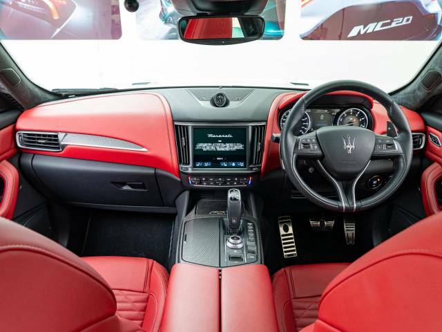 インテリアは12方向電動調整式フロントシート、3Dカーボンインテリアトリム、シートヒーターが装備され、スポーティーな走りの楽しみと快適性を両立。