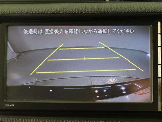 バックカメラが付いているので後方確認が非常にしやすいです。今や運転初心者も熟練者も必須装備！ついていて損はないですね♪