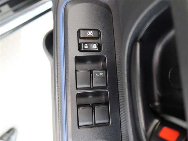 パワーウィンドーのスイッチです。運転席に居ながら窓の開け閉めのコントロールが出来ます。またロック機能で、子供がイタズラして窓を開けるという事もなくなります。