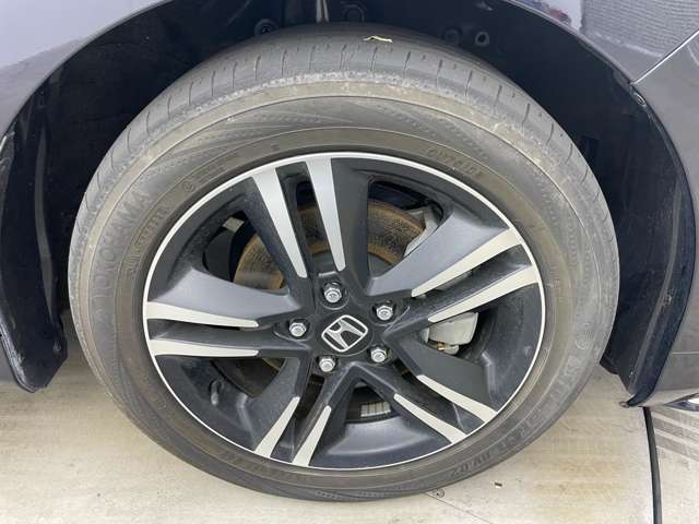 【純正17インチアルミホイール215/35/17】専用のアルミなので、お車のイメージにぴったり！！社外のアルミやスタッドレスタイヤも取り扱いございます！！ドレスアップもカスタマイズもお任せください！！