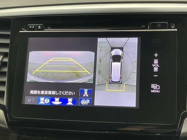 【全方位モニター】まるでクルマを真上から見下ろしたかのような視点で駐車をサポートします！クルマの斜め後ろや真横など、前後左右の4つのカメラの映像が合成されて、モニターに映し出されます。