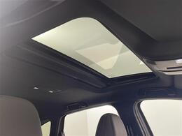 【サンルーフ】天井から太陽の穏やかな光や、爽やかな風を取り込むことができます！頭上のスイッチで開閉可能なので、夜はロマンチックに星を眺めながら夜風にあたって過ごすことができます。