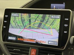 【バックカメラ】駐車時に後方がリアルタイム映像で確認できます。大型商業施設や立体駐車場での駐車時や、夜間のバック時に大活躍！運転スキルに関わらず、今や必須となった装備のひとつです！