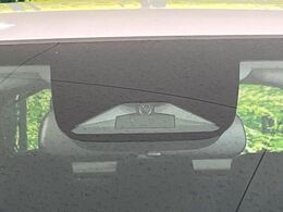 【ホンダセンシング】走行中に前方の車両等を認識し、衝突しそうな時は警報とブレーキで衝突回避と被害軽減をアシスト。より安全にドライブをお楽しみいただけます。