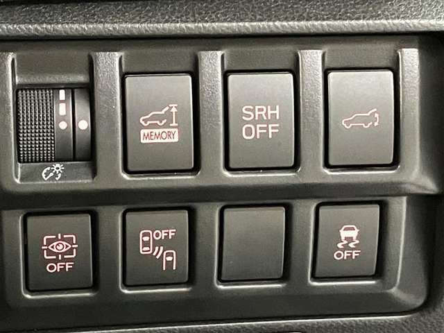 トランク開閉時にボタン1つで操作できるパワーバックドアを搭載！荷物乗せ降ろしがラクラク☆