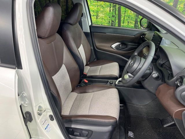 【ハーフレザーシート】高級感と座り心地を両立した人気のシート♪背面・座面のファブリック素材は、通気性の良さや滑りにくさに優れています。気温や服装に左右されず快適にお乗りいただけます。