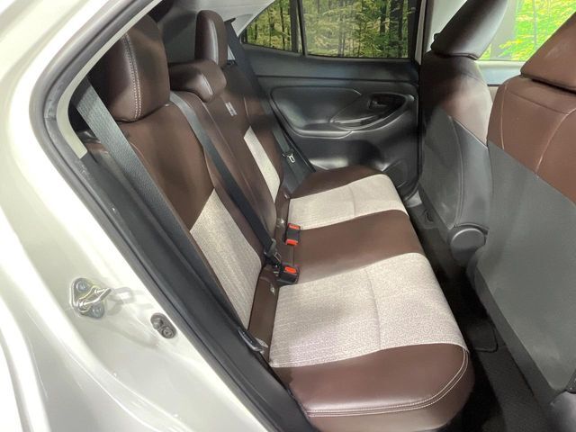 後部座席も気になるようなキズ・汚れやへたり等、大きなダメージはなく、良好な状態です。