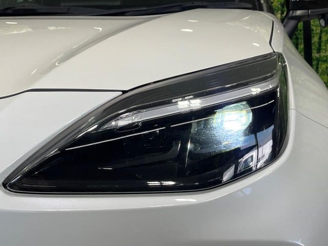 【LEDヘッドライト】悪天候や夜間走行時も良好な視界を確保し安心して運転できる高輝度LEDヘッドライトを装備！点灯速度が早く、消費電力も抑えられています。