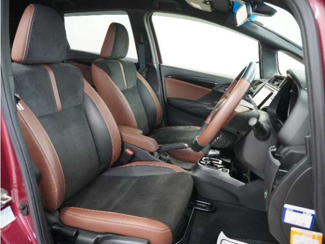 運転席のスペースはゆったりしていて、視界も広く確保されているので普段の運転からロングドライブまで快適です。