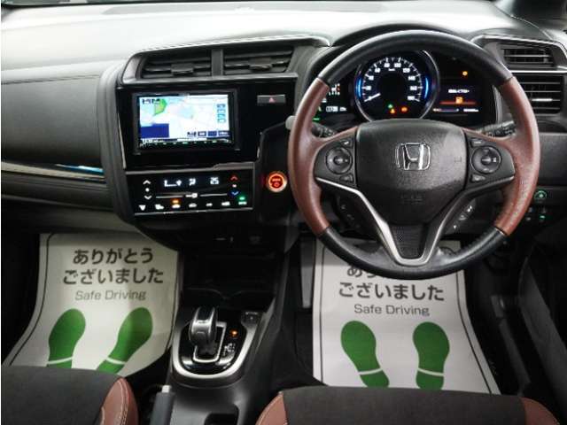 運転にかかわる様々な操作を安全に行えるように視点移動が少なく、操作性に配慮されたスイッチ類が凝縮されたコクピットです。