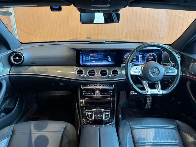 全体を俯瞰してみるとよく分かる、細部までこだわったデザインです！ドライバーの運転姿勢にもこだわっていることがよく分かります！