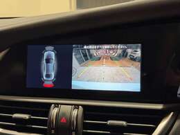 バックカメラにはガイドラインが表示されるので、まっすぐの駐車も楽々です！