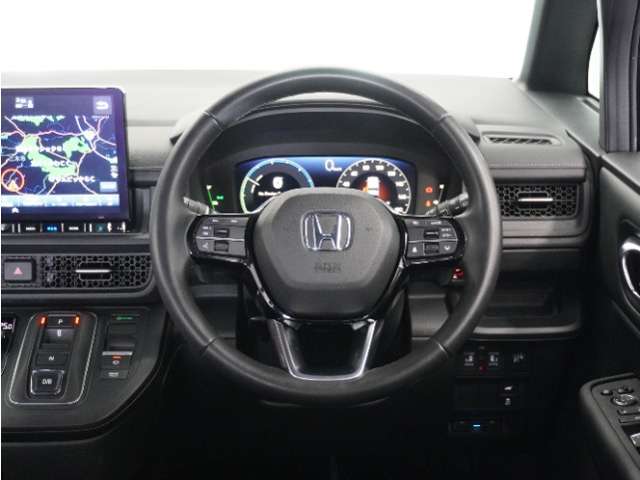 【Honda SENSING】 カメラ等装置で精度の高い検知能力を発揮、安全運転を支援します。ステアリング上のコントローラーに注目！