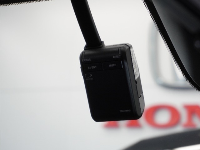 ◆ドライブレコーダー◆映像・音声などを記録する自動車用の装置です。　もしもの事故の際の記録はもちろん、旅行の際の思い出としてドライブの映像を楽しむことができます。