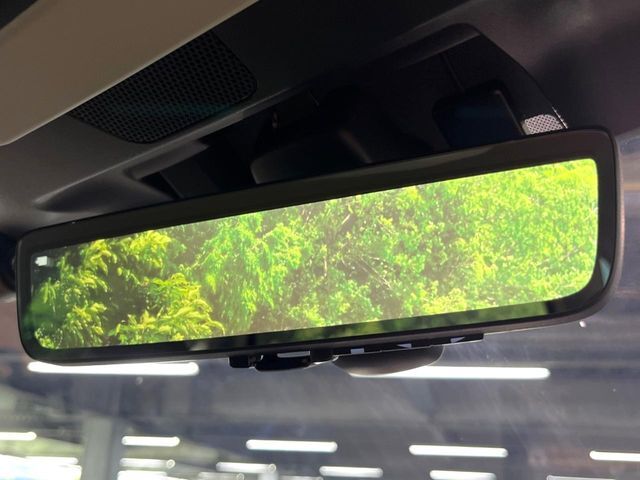 【スマートリヤビューミラー】後席の大きな荷物や同乗者で後方が確認しづらい時でも安心！カメラが撮影した車両後方の映像をルームミラー内に表示。クリアな視界で状況の確認が可能です！